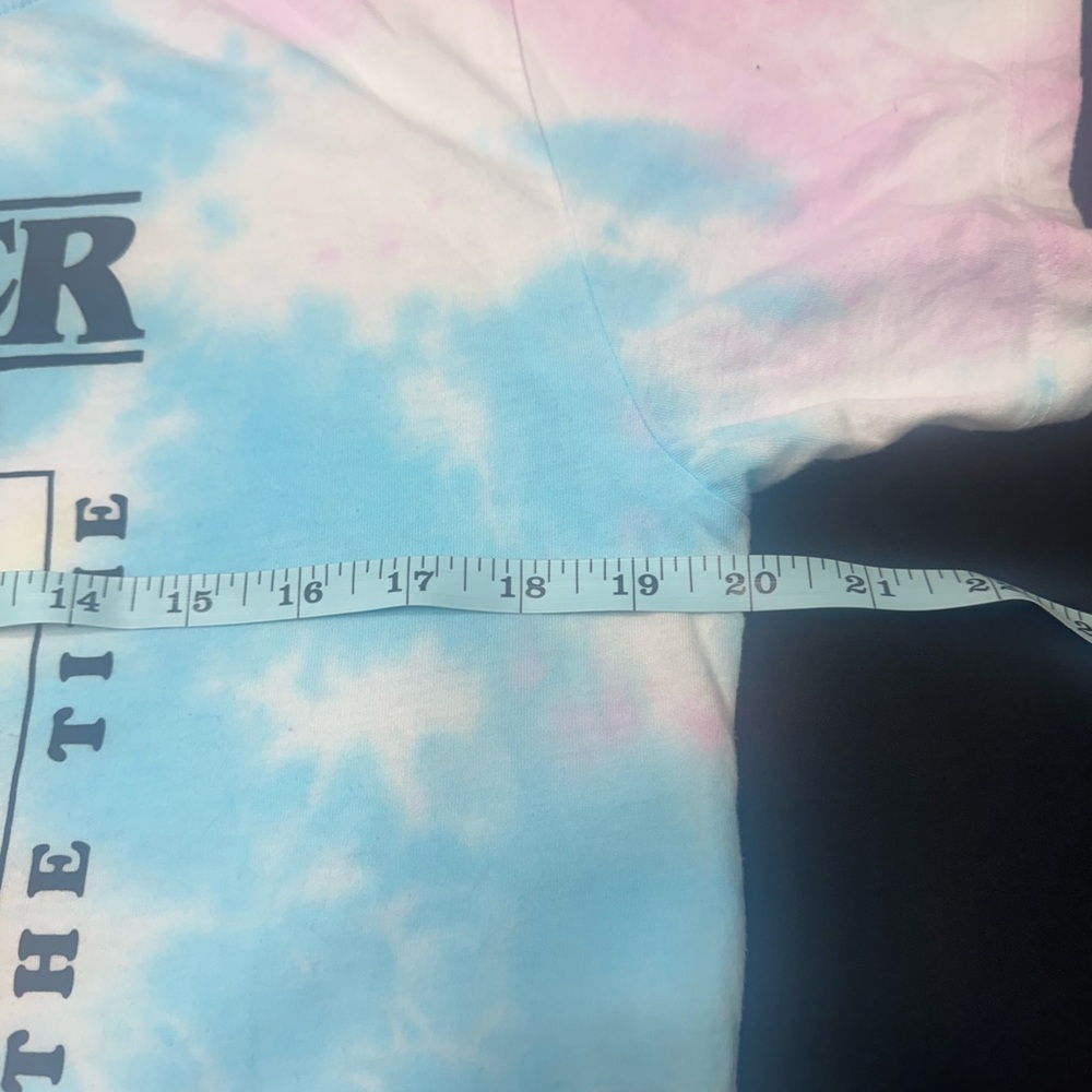 NWOT Stranger things “Friends Don’t lie” Crewneck tie-dye cropped top Size M - Picture 3 of 6